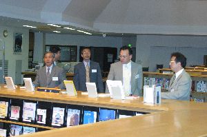 キャンパス見学（図書館）