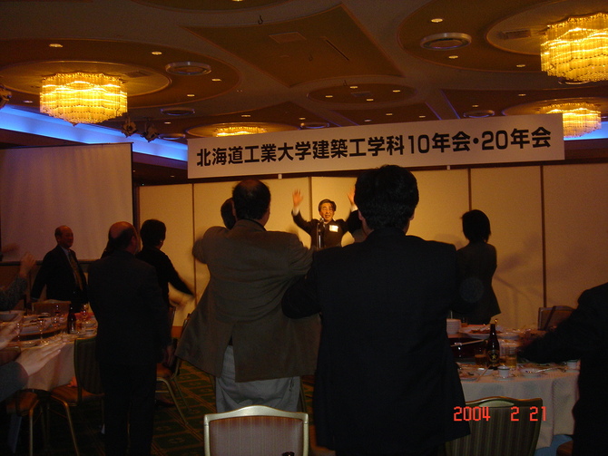 同窓会長：小林敏道さんの万歳三唱