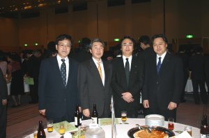 登坂学生部長、菅原親交会会長、小林同窓会会長、市呂同窓会副会長