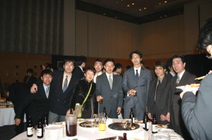 応用電子工学科の清水幹事、北間幹事、菅原幹事、有澤幹事と学科の先生・学生