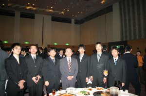 応用電子工学科の三澤幹事とゼミ生たち