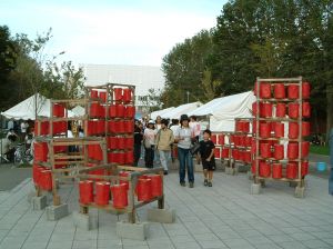 25日（日）、木のアーチにちょうちんが吊るされました。