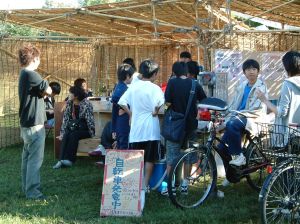 自転車発電のかき氷器が駆動！ なんとも工大祭らしい屋台でした。（細川研究室）