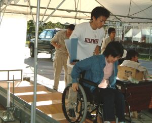 たくさんの方々が車椅子を体験されていました。