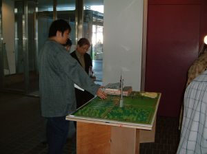 ご自分達で製作された都市の模型について、熱心に説明して下さいました。