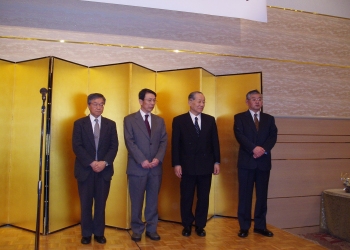 退職された４名の先生に同窓会より記念楯を贈呈しました。左より、金田嶢先生、佐藤孝先生、土岐祥介先生、畑山守先生。