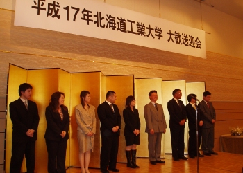 転出異動された職員、退職された契約職員の方々にフラワーアレンジメントを贈呈しました。