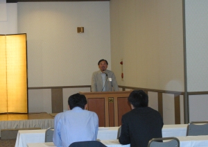 副会長を勇退され学内幹事に就任された 建築6期濱谷さん(現 環境ﾃﾞｻﾞｲﾝ学科教授)