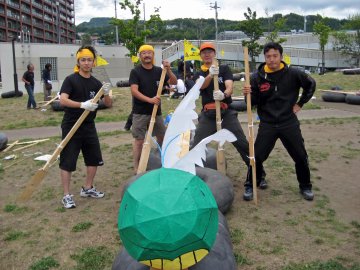 完成した筏を前に記念撮影