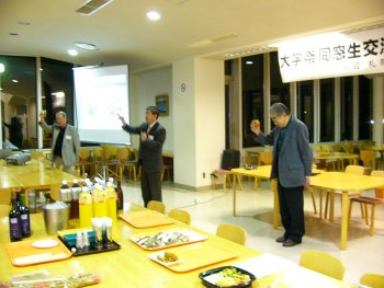 小林会長（建築１期）の乾杯で交流会は始まりました