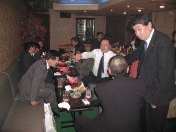 総会終了後に二次会が設けられ、小林会長を含む同窓生12名が参加しました。