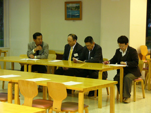 左より、札幌支部　関谷副支部長（建築9期），岩谷支部長（電気9期），山本事務局長（経営3期），清水会計（電気13期）。