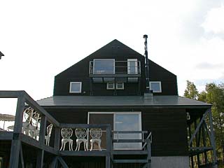 遊歩道側から見た山荘