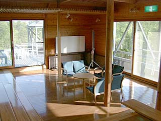 1階ラウンジ(地べたに座れば30人は楽勝か)