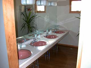 顔を洗う所、広くて大きな鏡が